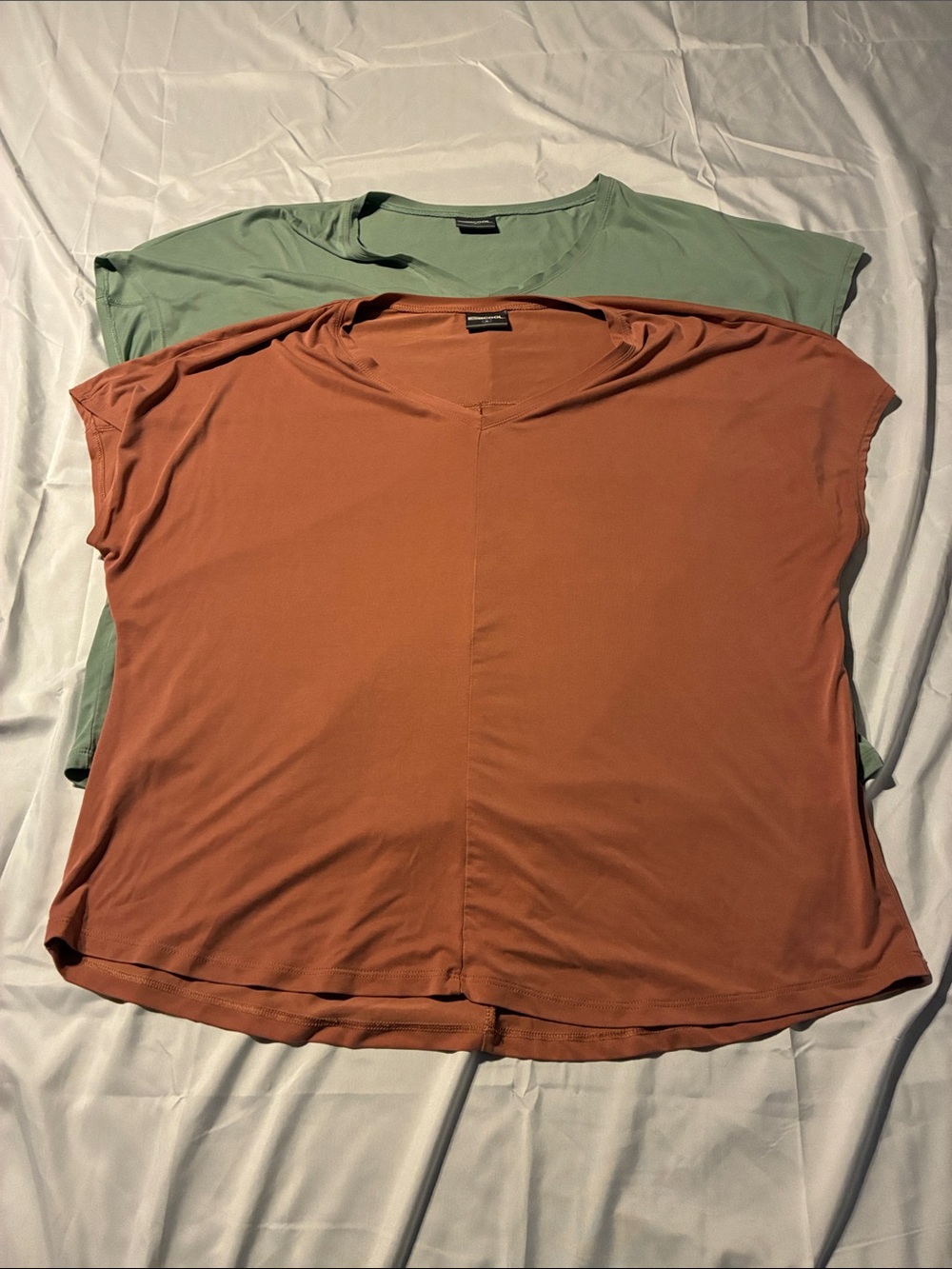 32 Degrees Short Sleeve V-Neck Tops - Rust and Sage